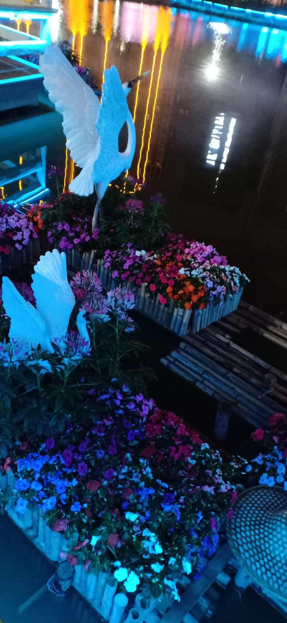 爸爸抱娃走路险摔倒 还好及时把娃撤回!“啥事没有还冲我乐”
